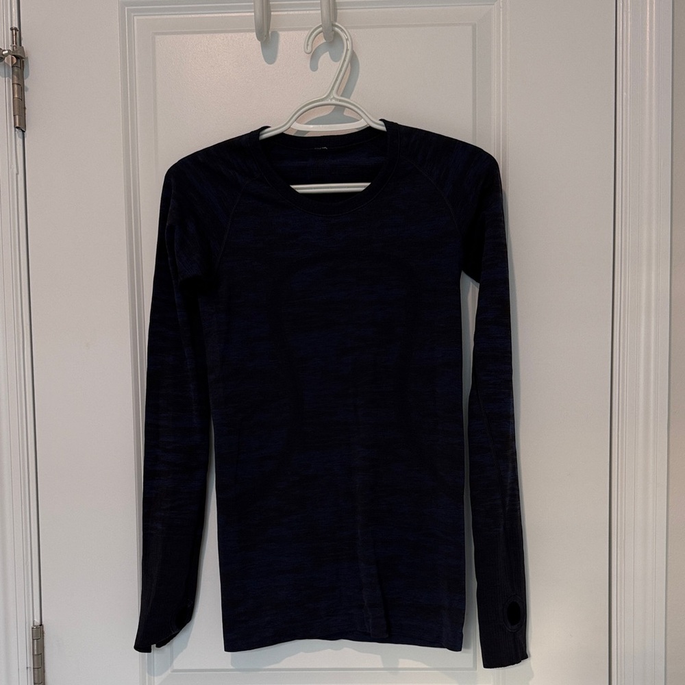 Lulu lemon Swiftly tech long sleeve hip length. Size 4. New. Black/blue camo.